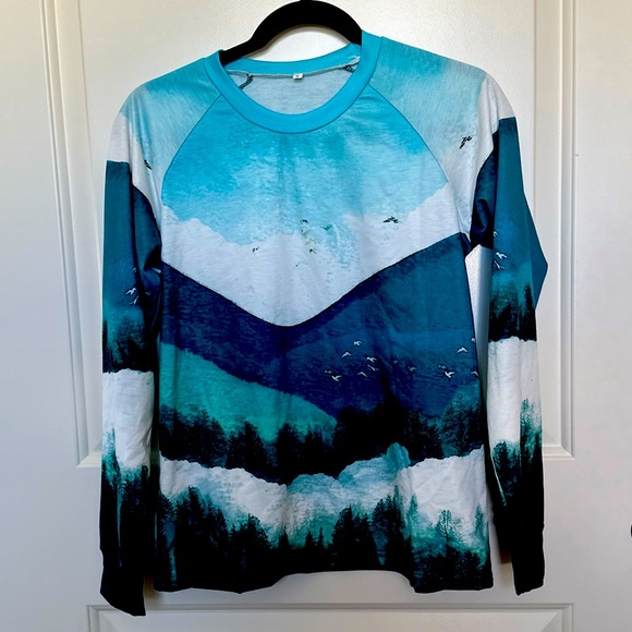 Lightweight sweatshirt/long sleeve with mountains and birds - Picture 4 of 4
